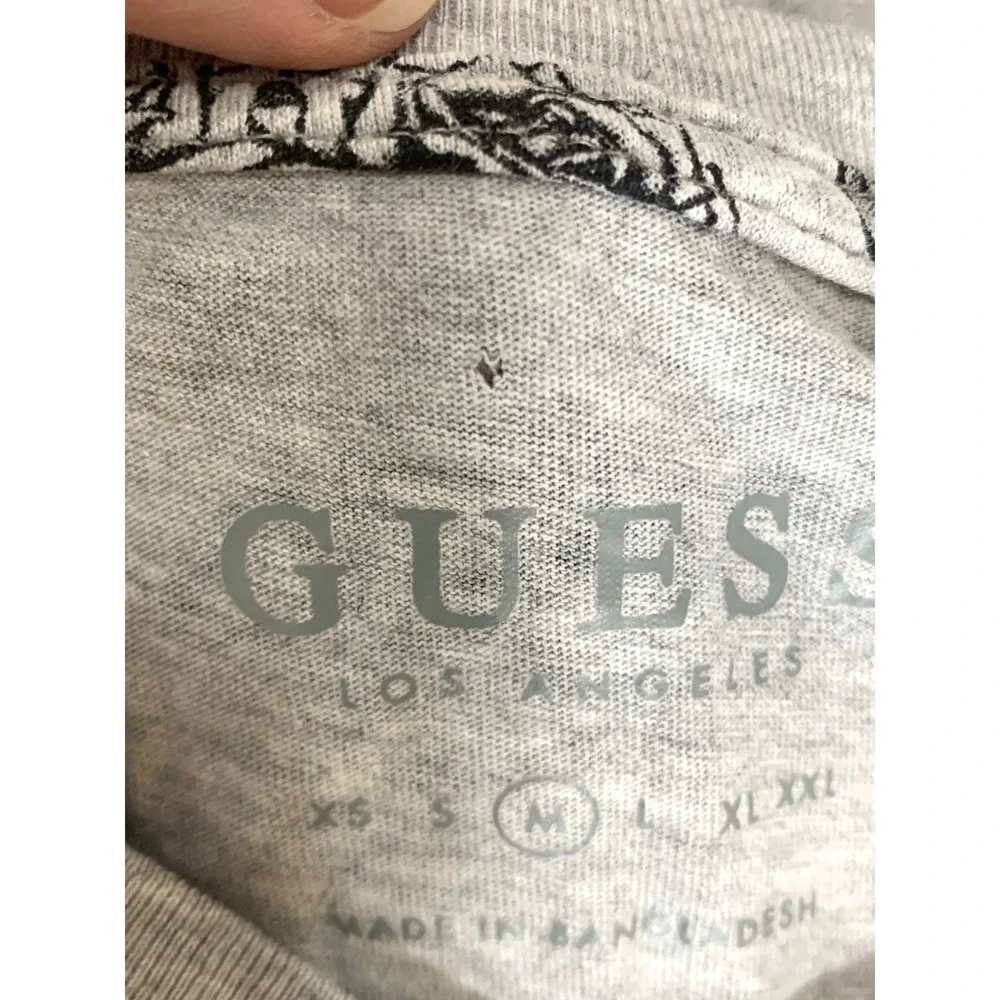 Guess Graphic T-Shirt Mens Medium Gray Skull Roses V-Neck - Picture 7 of 9